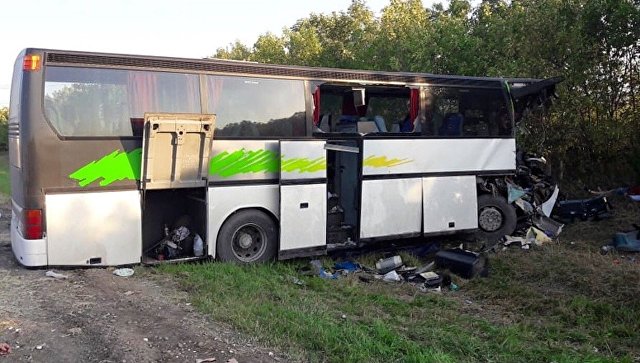 На месте ДТП с участием автобуса и КамАЗа в Андроповском районе Ставропольского края. Архивное фото