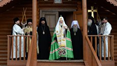 Патриарх Московский и всея Руси Кирилл после богослужения в Свято-Никольском храме в поселке Белушья Губа на архипелаге Новая Земля Патриарх Московский и всея Руси Кирилл после богослужения в Свято-Никольском храме в поселке Белушья Губа на архипелаге Новая Земля