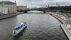 Прогулочный катер на Москва-реке, архивное фото Прогулочный катер на Москва-реке, архивное фото