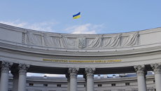 Государственный флаг на здании министерства иностранных дел Украины в Киеве. Архивное фото Государственный флаг на здании министерства иностранных дел Украины в Киеве. Архивное фото