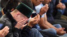 Верующие на намазе в праздник Курбан-Байрам в казанской мечети Кул-Шариф Верующие на намазе в праздник Курбан-Байрам в казанской мечети Кул-Шариф