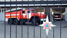 Автомобили пожаротушения у пожарного депо . Архивное фото Автомобили пожаротушения у пожарного депо . Архивное фото