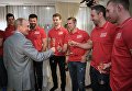 Президент РФ Владимир Путин общается с участниками благотворительного хоккейного матча Друзья России и Финляндии перед началом международного турнира по боевому самбо «Плотформа S-70» Президент РФ Владимир Путин общается с участниками благотворительного хоккейного матча Друзья России и Финляндии перед началом международного турнира по боевому самбо «Плотформа S-70»