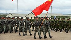Военнослужащие вооруженных сил КНР (на первом плане) во время прохождения парадным строем на торжественном открытии учений стран-членов ШОС Мирная миссия-2018 в Чебаркуле. Архивное фото Военнослужащие вооруженных сил КНР (на первом плане) во время прохождения парадным строем на торжественном открытии учений стран-членов ШОС Мирная миссия-2018 в Чебаркуле. Архивное фото