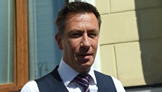 Председатель правления ПАО Сибур Холдинг Дмитрий Конов после завершения совещания вице-премьера РФ Антона Силуанова. 24 августа 2018 Председатель правления ПАО Сибур Холдинг Дмитрий Конов после завершения совещания вице-премьера РФ Антона Силуанова. 24 августа 2018