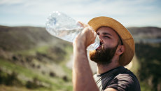 Турист пьет воду Турист пьет воду
