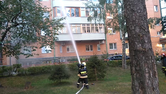 Сотрудники МЧС во время ликвидации пожара в многоэтажном жилом здании в Королеве. 26 августа 2018