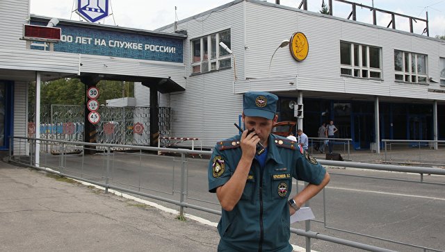 Сотрудник МЧС у главной проходной Завода имени Я. М. Свердлова