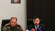 Назначенный временно исполняющим обязанности главы ДНР Дмитрий Трапезников и председатель Народного Совета ДНР Денис Пушилин на экстренном брифинге в связи с гибелью Александра Захарченко Назначенный временно исполняющим обязанности главы ДНР Дмитрий Трапезников и председатель Народного Совета ДНР Денис Пушилин на экстренном брифинге в связи с гибелью Александра Захарченко