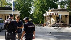Сотрудники полиции у здания кафе Сепар в Донецке, где произошел взрыв в результате которого погиб глава ДНР Александр Захарченко. 1 сентября 2018 Сотрудники полиции у здания кафе Сепар в Донецке, где произошел взрыв в результате которого погиб глава ДНР Александр Захарченко. 1 сентября 2018
