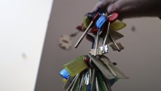 Ключи от квартир многоэтажного жилого дома, предназначенного для переселения участников программы реновации Ключи от квартир многоэтажного жилого дома, предназначенного для переселения участников программы реновации