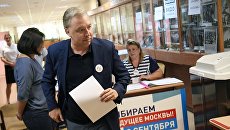 Кандидат на пост мэра Москвы Вадим Кумин от КПРФ в единый день голосования на избирательном участке ГБОУ Школа №117 в Москве Кандидат на пост мэра Москвы Вадим Кумин от КПРФ в единый день голосования на избирательном участке ГБОУ Школа №117 в Москве