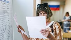Избирательница в единый день голосования на избирательном участке Избирательница в единый день голосования на избирательном участке