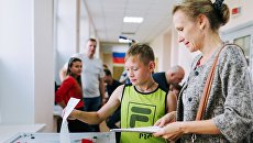 Избирательница в единый день голосования на избирательном участке Избирательница в единый день голосования на избирательном участке