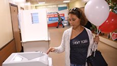 Избирательница в единый день голосования на избирательном участке в Москве Избирательница в единый день голосования на избирательном участке в Москве