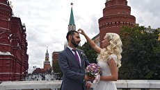 Жених и невеста на Манежной площади в Москве. Жених и невеста на Манежной площади в Москве.