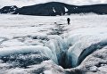 Талая вода прокладывает себе пусть в виде колодцев. Еще в середине лета они представляют опасность - незаметно прикрыты снегом Талая вода прокладывает себе пусть в виде колодцев. Еще в середине лета они представляют опасность - незаметно прикрыты снегом