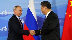 Президент РФ Владимир Путин и председатель КНР Си Цзиньпин на пресс-конференции по итогам встречи на полях IV Восточного экономического форума Президент РФ Владимир Путин и председатель КНР Си Цзиньпин на пресс-конференции по итогам встречи на полях IV Восточного экономического форума
