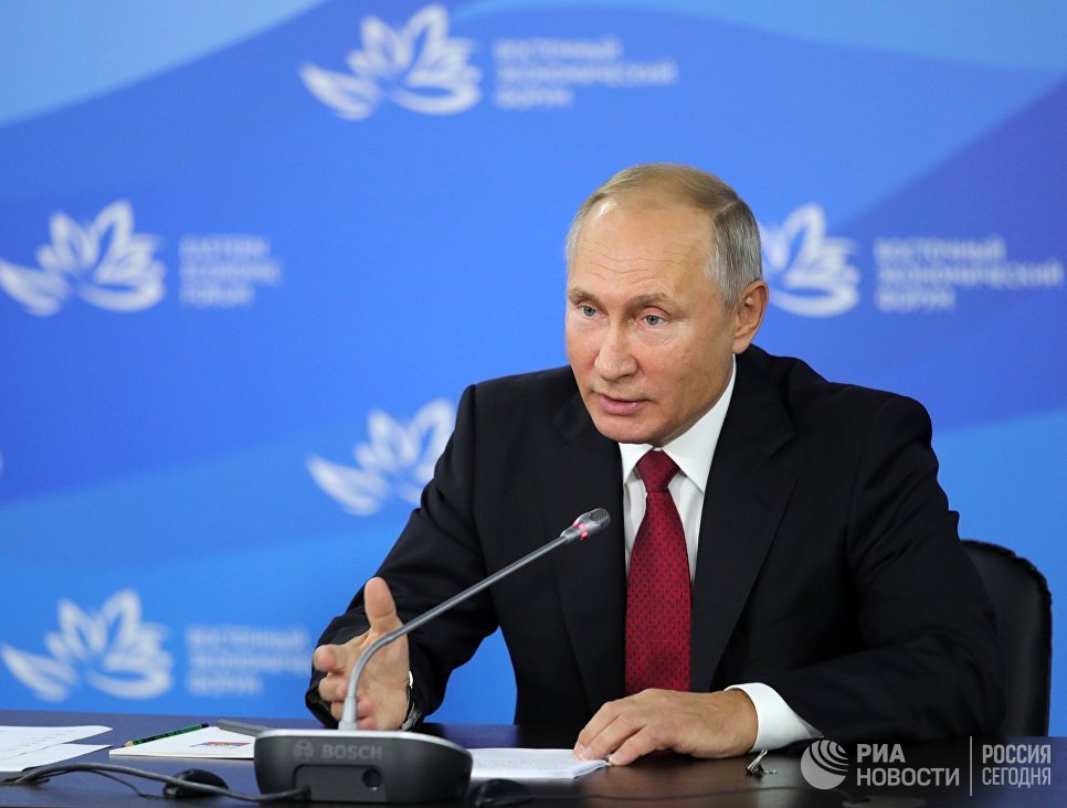 Президент РФ Владимир Путин во время встречи с премьер-министром Южной Кореи Ли Нак Ёном на полях IV Восточного экономического форума на территории ДВФУ на острове Русский Президент РФ Владимир Путин во время встречи с премьер-министром Южной Кореи Ли Нак Ёном на полях IV Восточного экономического форума на территории ДВФУ на острове Русский