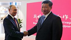 Президент РФ Владимир Путин и председатель Китайской Народной Республики Си Цзиньпин на IV Восточном экономическом форуме Президент РФ Владимир Путин и председатель Китайской Народной Республики Си Цзиньпин на IV Восточном экономическом форуме