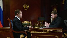 Председатель правительства РФ Дмитрий Медведев и глава Чеченской республики Рамзан Кадыров во время встречи. 12 сентября 2018 Председатель правительства РФ Дмитрий Медведев и глава Чеченской республики Рамзан Кадыров во время встречи. 12 сентября 2018
