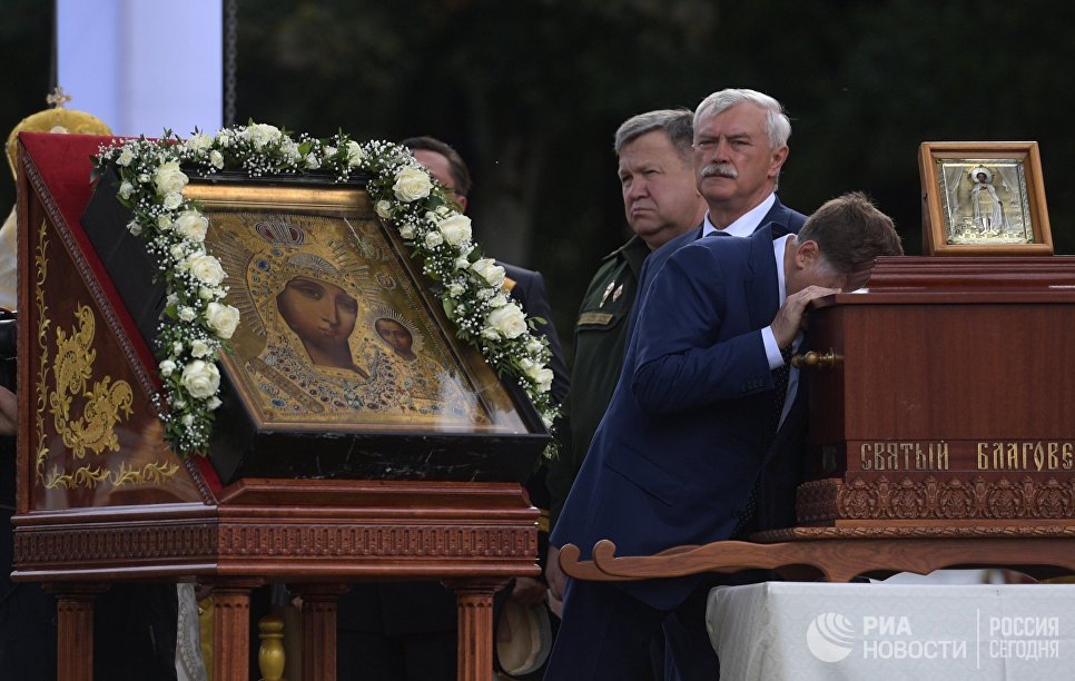 Губернатор Санкт-Петербурга Георгий Полтавченко в Александро-Невской лавре после крестного хода в честь Дня перенесения мощей святого благоверного князя Александра Невского Губернатор Санкт-Петербурга Георгий Полтавченко в Александро-Невской лавре после крестного хода в честь Дня перенесения мощей святого благоверного князя Александра Невского