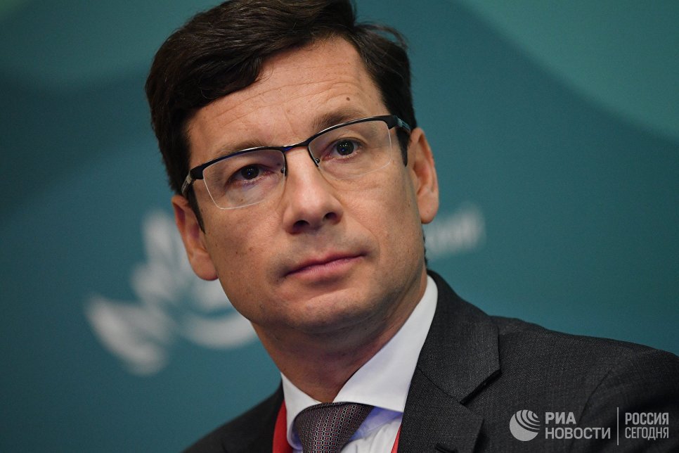 Коммерческий директор Siemens Russia Александр Либеров принимает участие в бизнес-диалоге Россия – Европа в рамках IV Восточного экономического форума во Владивостоке Коммерческий директор Siemens Russia Александр Либеров принимает участие в бизнес-диалоге Россия – Европа в рамках IV Восточного экономического форума во Владивостоке