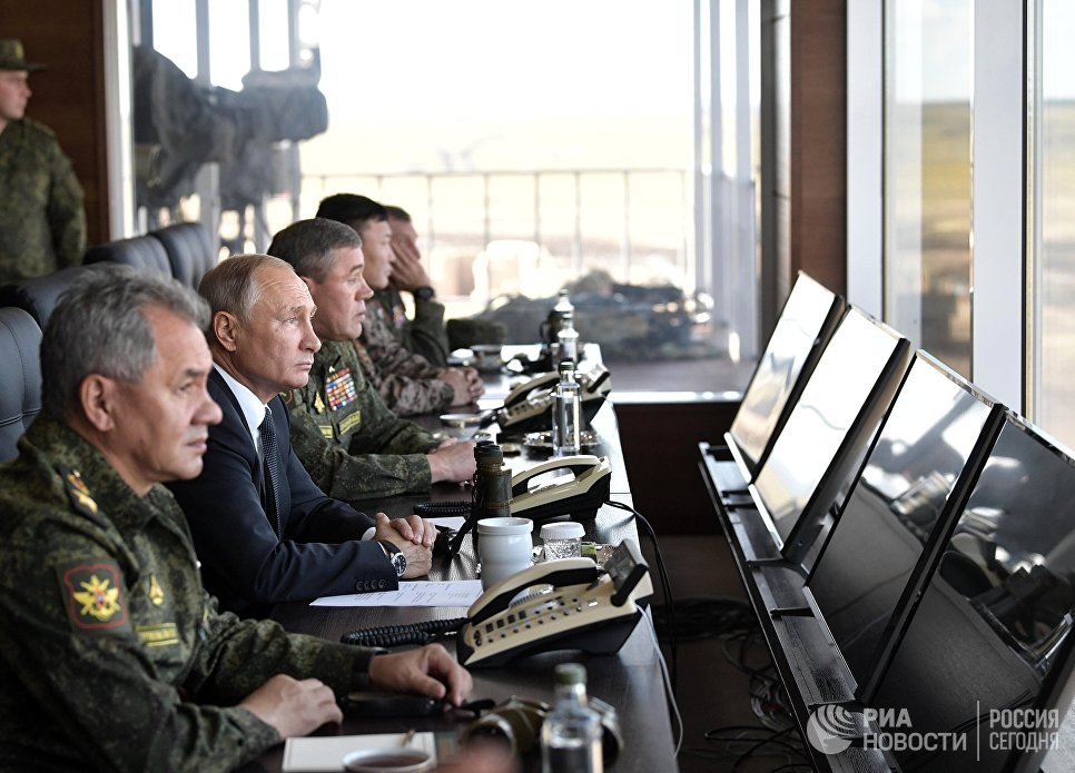 Верховный главнокомандующий ВС РФ, президент РФ Владимир Путин наблюдает за ходом военных маневров российских, монгольских и китайских вооруженных сил Восток-2018 с командного пункта на полигоне Цугол в Забайкальском крае Верховный главнокомандующий ВС РФ, президент РФ Владимир Путин наблюдает за ходом военных маневров российских, монгольских и китайских вооруженных сил Восток-2018 с командного пункта на полигоне Цугол в Забайкальском крае