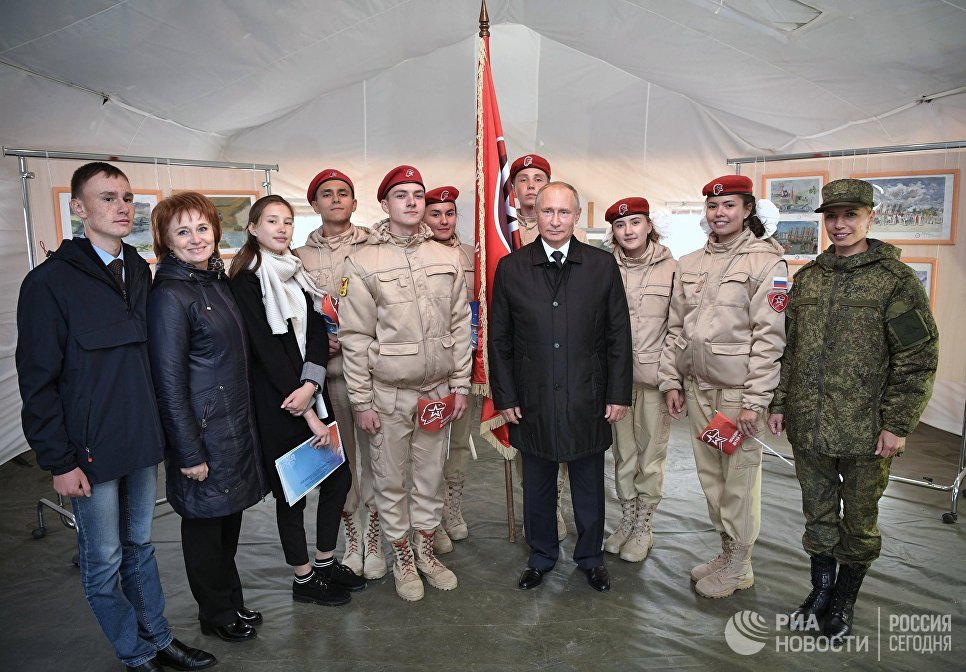 Верховный главнокомандующий ВС РФ, президент РФ Владимир Путин с юнармейцами во время посещения забайкальского полигона Цугол, где проходит основной этап военных маневров вооруженных сил Восток-2018 Верховный главнокомандующий ВС РФ, президент РФ Владимир Путин с юнармейцами во время посещения забайкальского полигона Цугол, где проходит основной этап военных маневров вооруженных сил Восток-2018