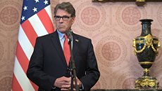 Министр энергетики США Рик Перри во время совместного с министром энергетики РФ Александром Новаком подхода к прессе по итогам встречи в Москве. Архивное фото Министр энергетики США Рик Перри во время совместного с министром энергетики РФ Александром Новаком подхода к прессе по итогам встречи в Москве. Архивное фото