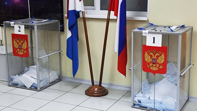 Урны с бюллетенями на избирательном участке во Владивостоке. Архивное фото