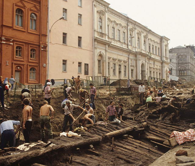Старинная бревенчатая мостовая. Археологические раскопки на Красной площади Старинная бревенчатая мостовая. Археологические раскопки на Красной площади