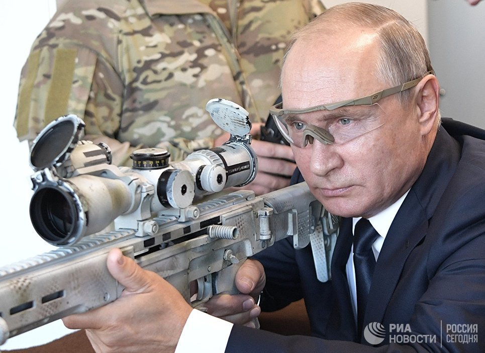 Президент РФ Владимир Путин во время посещения стрелкового центра АО Концерн Калашников на территории военно-патриотического парка Патриот Президент РФ Владимир Путин во время посещения стрелкового центра АО Концерн Калашников на территории военно-патриотического парка Патриот