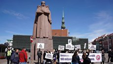 Участники акции протеста, протестующие против празднования Дня Победы, у здания Латвийской Национальной библиотеки в Риге Участники акции протеста, протестующие против празднования Дня Победы, у здания Латвийской Национальной библиотеки в Риге