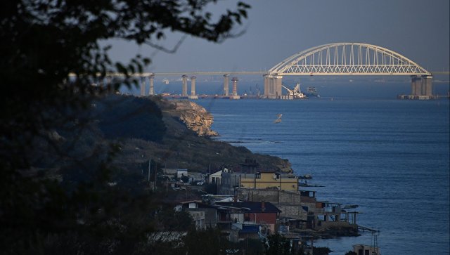 Фрагмент пролета строящейся ж/д части Крымского моста съехал в воду