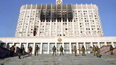 Бойцы спецотряда МВД РФ «Альфа» контролируют вход в здание Верховного Совета в октябре 1993 г. Архивное фото Бойцы спецотряда МВД РФ «Альфа» контролируют вход в здание Верховного Совета в октябре 1993 г. Архивное фото