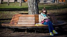 Девушка читает книгу в Центральном парке культуры и отдыха им. Горького Девушка читает книгу в Центральном парке культуры и отдыха им. Горького