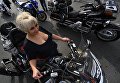 Женщина на мотоцикле во время закрытия байкерского сезона во Владивостоке Женщина на мотоцикле во время закрытия байкерского сезона во Владивостоке