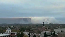 Дым от взрывов на складе с боеприпасами в районе населенного пункта Ичня Черниговской области, Украина. 9 октября 2018 (скриншот видео) Дым от взрывов на складе с боеприпасами в районе населенного пункта Ичня Черниговской области, Украина. 9 октября 2018 (скриншот видео)