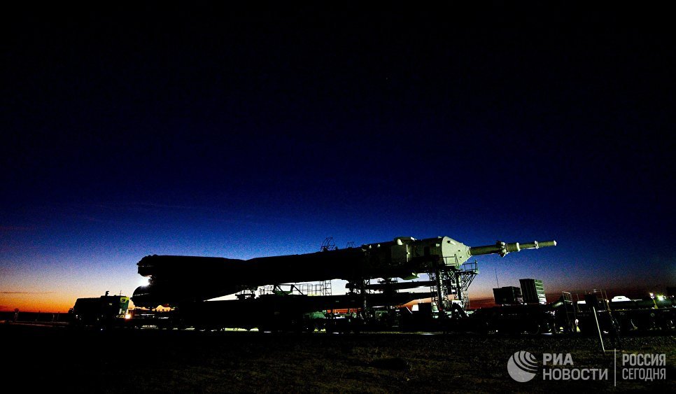 Вывоз ракеты-носителя Союз-ФГ с пилотируемым кораблем Союз МС-10 на стартовый стол первой Гагаринской стартовой площадки космодрома Байконур Вывоз ракеты-носителя Союз-ФГ с пилотируемым кораблем Союз МС-10 на стартовый стол первой Гагаринской стартовой площадки космодрома Байконур