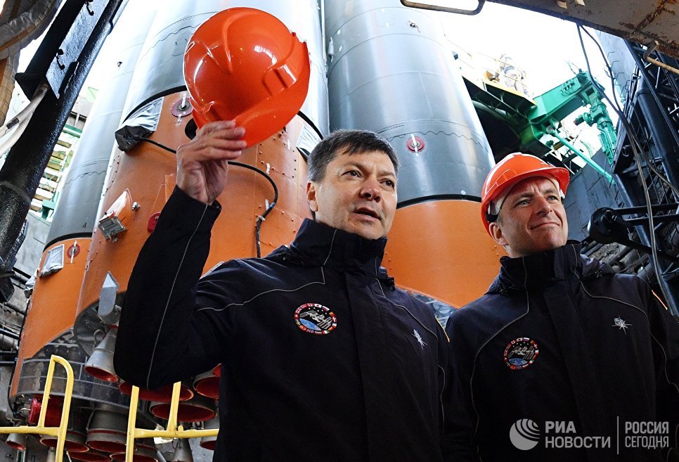 Члены дублирующего экипажа российский космонавт Олег Кононенко и канадский астронавт Давид Сен-Жак во время установки ракеты-носителя Союз-ФГ с пилотируемым кораблем Союз МС-10 на стартовый стол первой Гагаринской стартовой площадки космодрома Байконур Члены дублирующего экипажа российский космонавт Олег Кононенко и канадский астронавт Давид Сен-Жак во время установки ракеты-носителя Союз-ФГ с пилотируемым кораблем Союз МС-10 на стартовый стол первой Гагаринской стартовой площадки космодрома Байконур