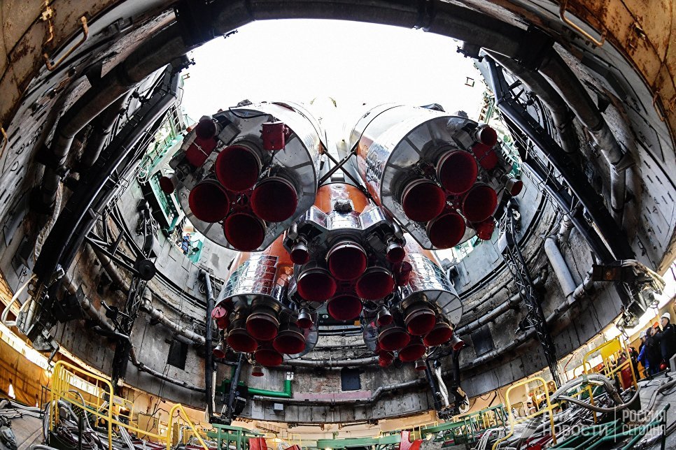 Установка ракеты-носителя Союз-ФГ с пилотируемым кораблем Союз МС-10 на стартовый стол первой Гагаринской стартовой площадки космодрома Байконур Установка ракеты-носителя Союз-ФГ с пилотируемым кораблем Союз МС-10 на стартовый стол первой Гагаринской стартовой площадки космодрома Байконур