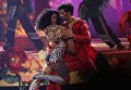 Карди Би во время выступления на церемонии награждения American Music Awards в Лос-Анджелесе Карди Би во время выступления на церемонии награждения American Music Awards в Лос-Анджелесе