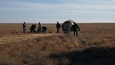 Капсула с членами основного экипажа МКС-57/58 космонавтом Роскосмоса Алексеем Овчининым и астронавтом NASA Ником Хейгом после аварийной посадки в степи Казахстана Капсула с членами основного экипажа МКС-57/58 космонавтом Роскосмоса Алексеем Овчининым и астронавтом NASA Ником Хейгом после аварийной посадки в степи Казахстана