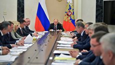 Владимир Путин проводит совещание с членами правительства России. Архивное фото Владимир Путин проводит совещание с членами правительства России. Архивное фото