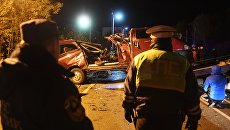 Сотрудники ДПС и спасатели на месте столкновения автобуса с фурой в Чувашии. 11 октября 2018 Сотрудники ДПС и спасатели на месте столкновения автобуса с фурой в Чувашии. 11 октября 2018