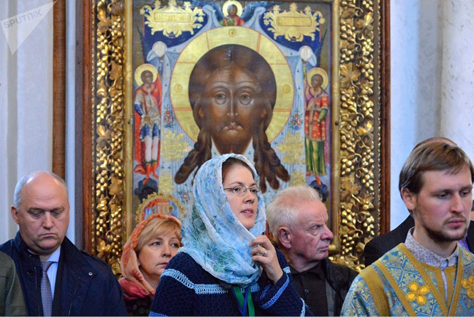 Верующие в Свято-Духовом кафедральном соборе в Минске, где проводит богослужение патриарх Московский и всея Руси Кирилл Верующие в Свято-Духовом кафедральном соборе в Минске, где проводит богослужение патриарх Московский и всея Руси Кирилл