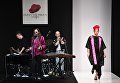 Модель демонстрирует одежду из новой коллекции дизайнера Елены Супрун в рамках Mercedes-Benz Fashion Week Russia Модель демонстрирует одежду из новой коллекции дизайнера Елены Супрун в рамках Mercedes-Benz Fashion Week Russia