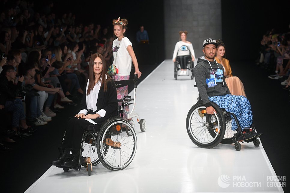 Модели демонстрируют одежду из новой коллекции I-INCLUSIVE by Ksenia Bezuglova в рамках Mercedes-Benz Fashion Week Russia Модели демонстрируют одежду из новой коллекции I-INCLUSIVE by Ksenia Bezuglova в рамках Mercedes-Benz Fashion Week Russia