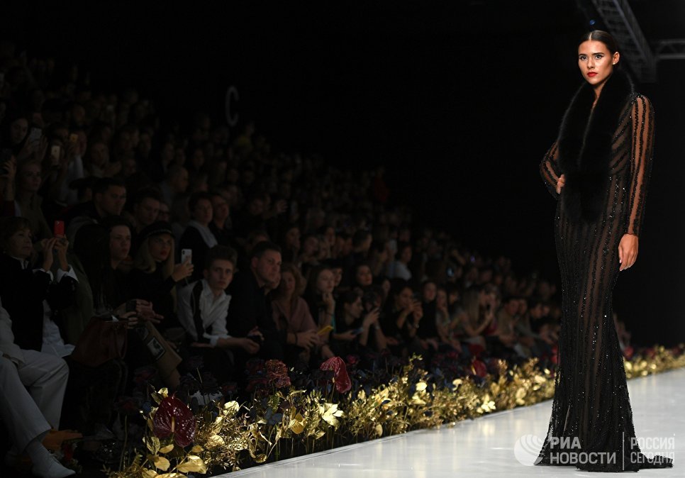 Модель демонстрирует коллекцию одежды Speranza Couture by Nadezda Yusupova в центральном выставочном зале Манеж в рамках Mercedes-Benz Fashion Week Russia Модель демонстрирует коллекцию одежды Speranza Couture by Nadezda Yusupova в центральном выставочном зале Манеж в рамках Mercedes-Benz Fashion Week Russia